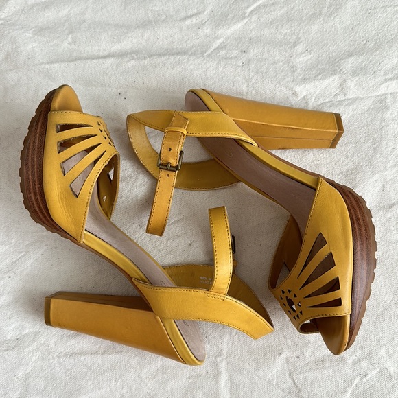 Aldo Yellow Platform Heels Sz 7 - Picture 6 of 8